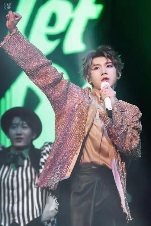 王源超话王源超话#王源客厅狂欢巡演#给提不起劲的周一一点小小的