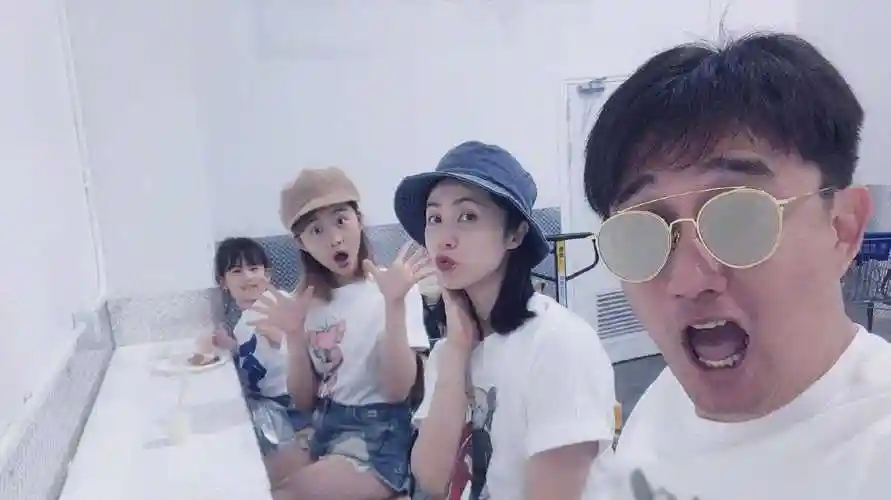 曝黄磊一家飞机上态度引争议,女儿多多与富婆起冲突引关注_美女_孙莉