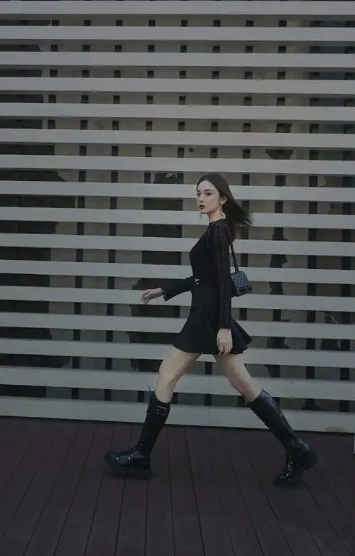 简介:古力娜扎时髦个性街拍图片,分享一组古力娜扎图片给大家,图中的