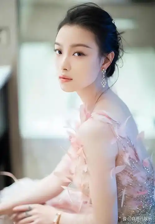 倪妮出席活动,穿低胸吊带冷到浑身发抖,鼻子冻通红,网友心疼!