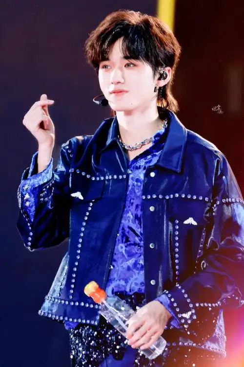 宋亚轩楼间楼演唱会##时代少年团楼间楼演唱会##宋亚轩蓝色烟熏妆