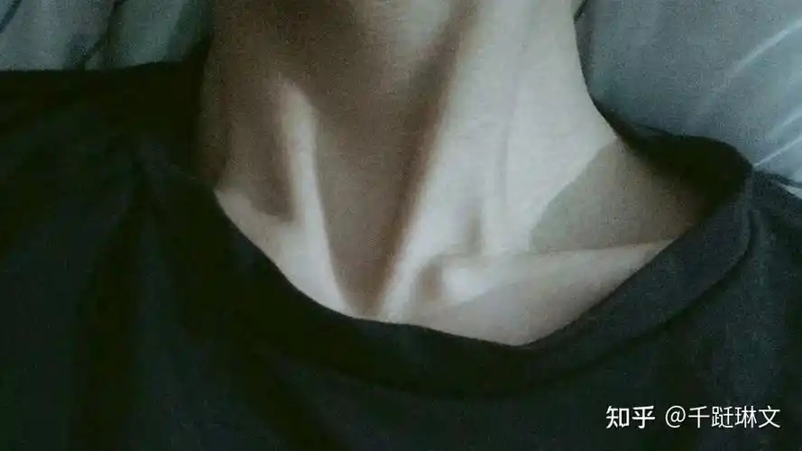 有没有好看的男生锁骨或者手的照片能当背景图的那种66