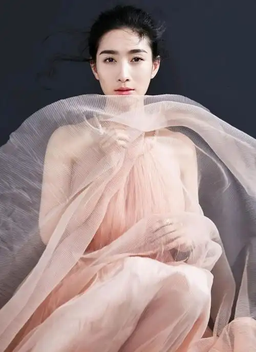 《甄嬛传》安陵容陶昕然拍写真,皮肤白皙展优雅气质