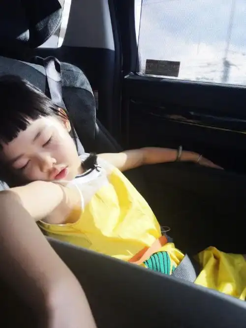 朱茵久违晒老公女儿小黄莺性格灵动可爱长相和爸爸似复制粘贴