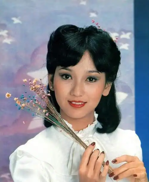 赵雅芝晒年轻时的照片青涩的脸庞和稚嫩的眼神不愧为影视女神