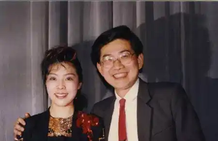 曹可凡是著名的节目主持人,向来行事比较低调,从未公开过老婆和儿子的