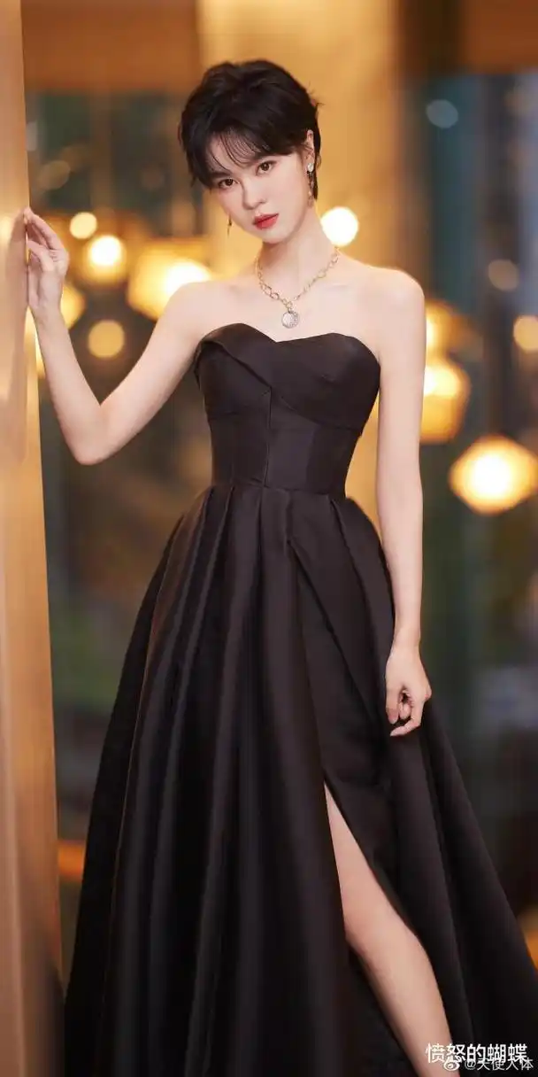 郁可唯:红唇短发黑裙