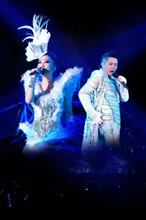 凤凰传奇日前投入到年底北京五棵松跨年演唱会准备阶段,在组合成立十