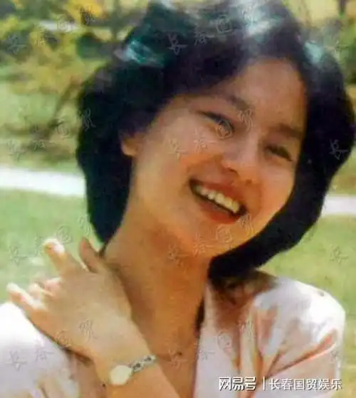 主持人鞠萍30年前青涩旧照曝光,气质清纯甜美俏丽