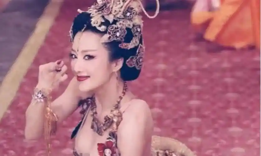 4,李依晓李依晓是在《封神英雄》中扮演的苏妲己,不知道为何,在她的