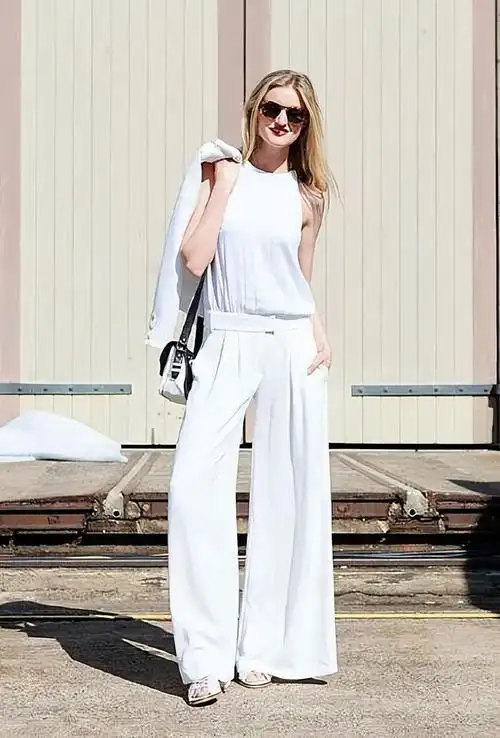 穿白色裤子,该如何搭配上衣?以下三种穿搭技巧,气质时髦又高级