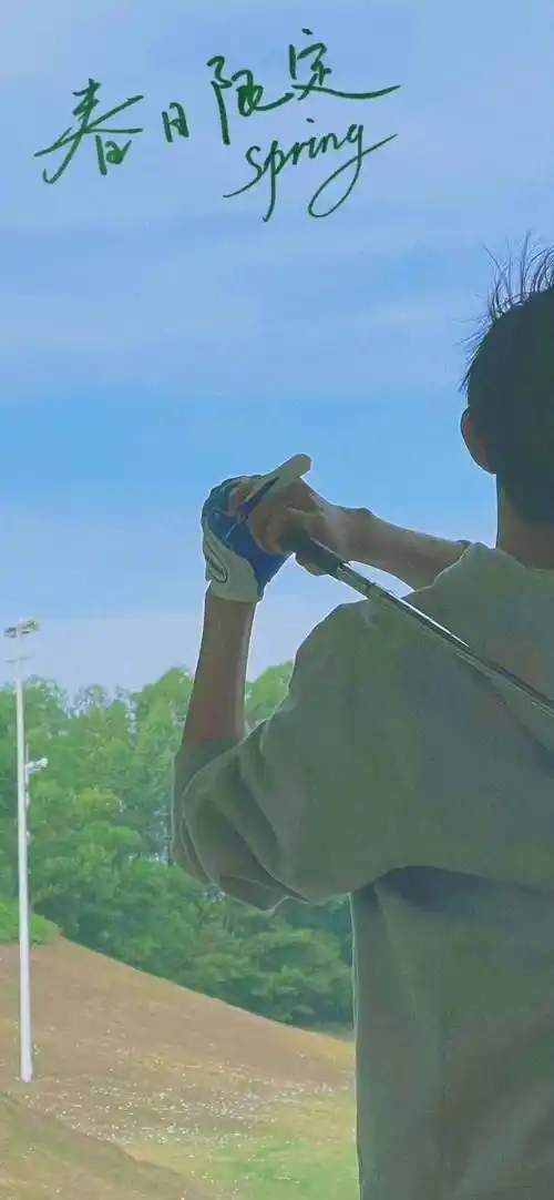 这个挥杆的背影也是让小汤圆想起了王源此前饰演的班小松一角,当时的
