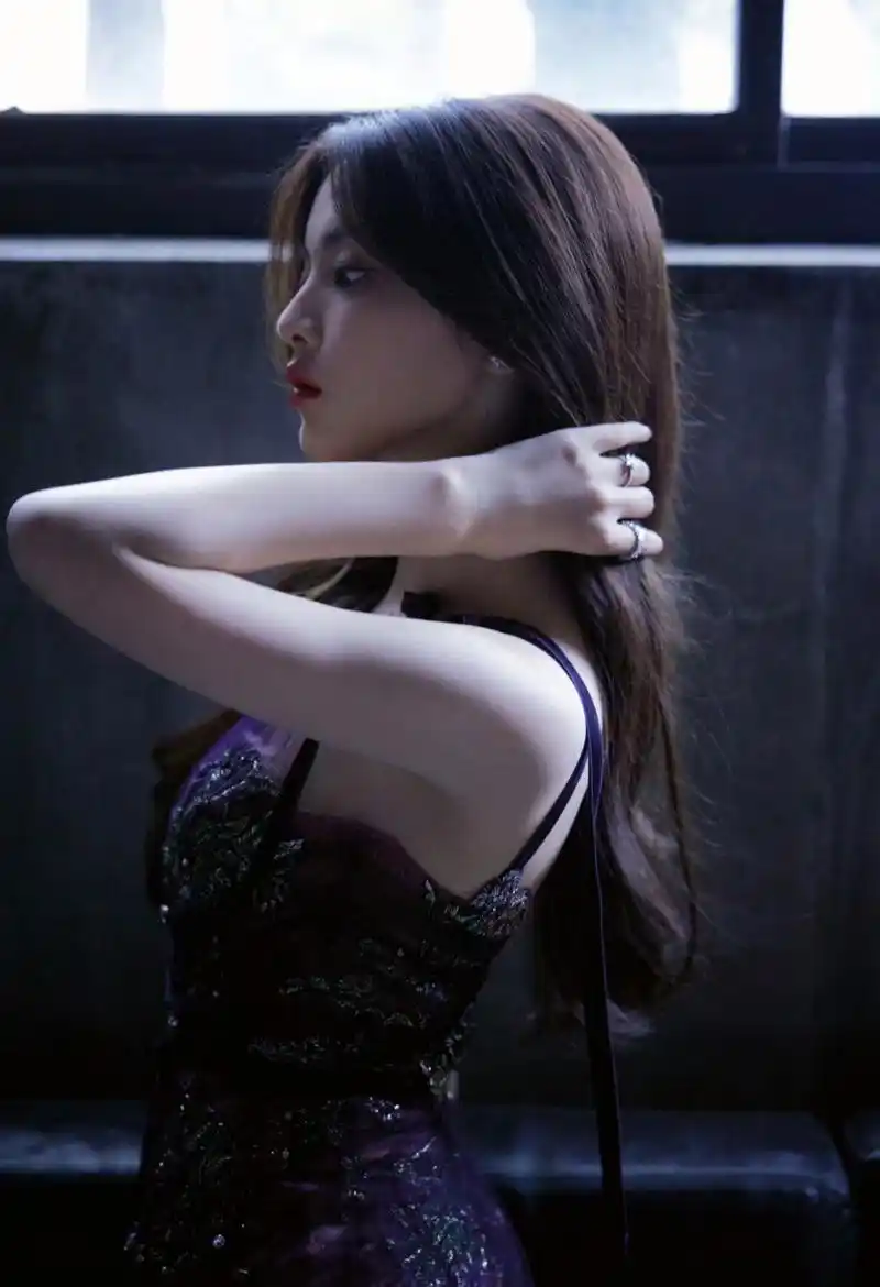 杨超越,深紫色吊带纱裙,性感迷人!