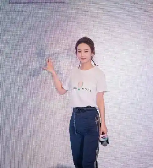 赵丽颖重回18岁!大蚕蛹般的紧身牛仔裤搭配白色短袖,太清纯了!