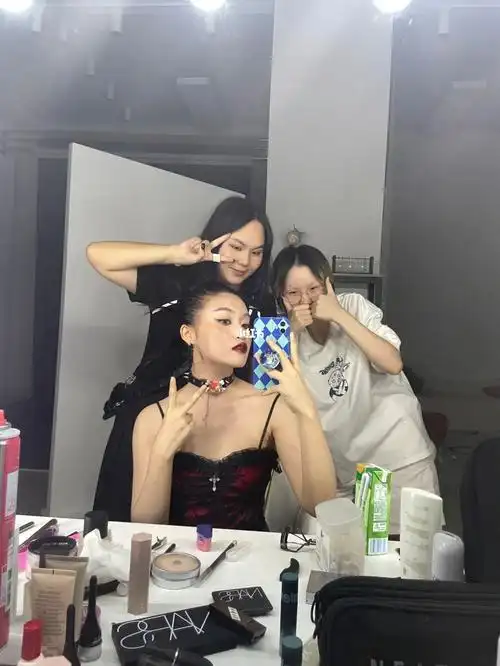 创作花絮好久没给别人化妆啦