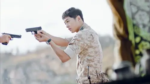 宋仲基太阳的后裔柳时镇帅气举枪剧照图片桌面壁纸