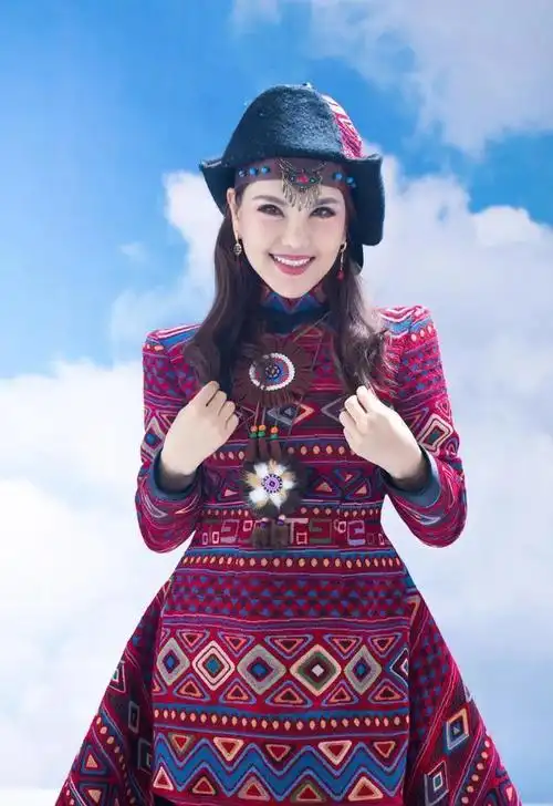 从央视宠儿到无人问津乌兰图雅到底经历经历了些什么