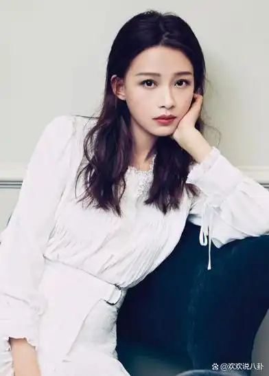 孙怡,一位拥有魅力与实力的年轻演员,以其出众的外貌和精湛的演技赢得