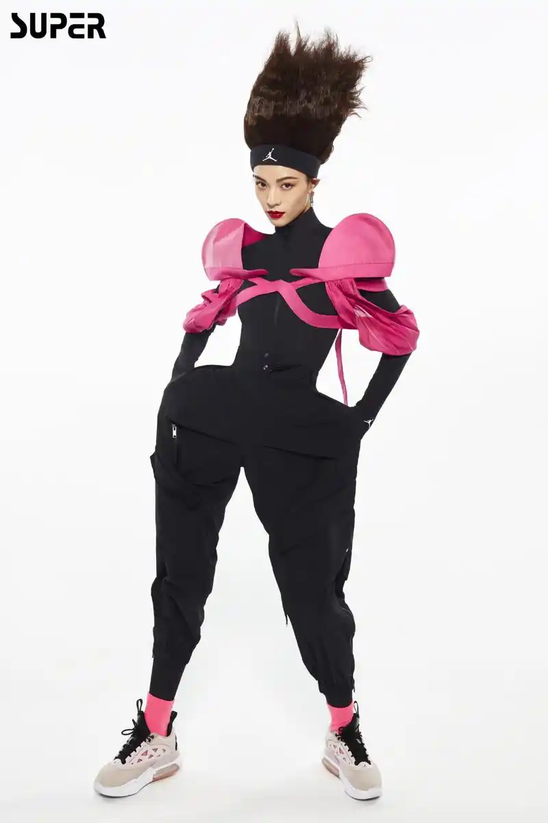 被钟楚曦扫把头吓到了!头顶10cm假发像梅超风,造型艳丽浮夸