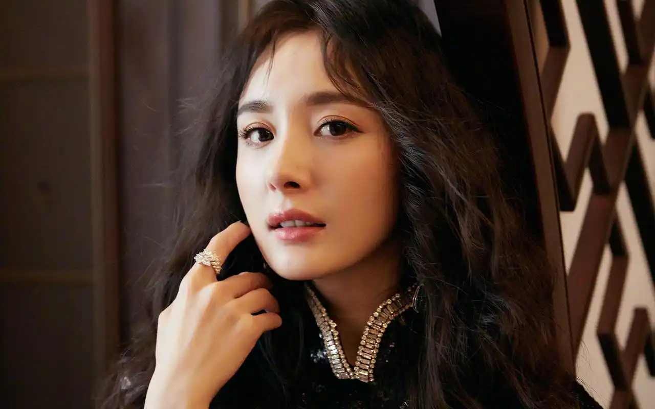 杨幂卷发性感写真图片桌面壁纸