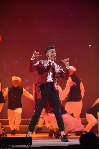 刘德华呼应北京火热的歌迷 火红华丽王子造型登场