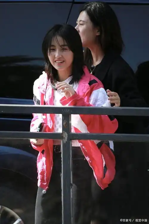 2011年4月,张子枫正式签约华谊兄弟经纪公司,成为华谊旗下第100位签约