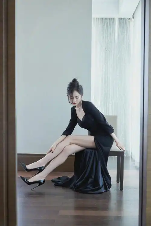 杨幂一字肩深v黑纱裙