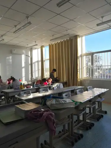 快乐的时光.下课铃响起,学生们却没有离开教室的动作.