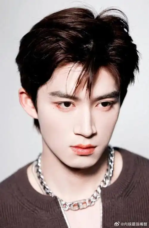 王星越现在就是于正力捧的男艺人,于正几乎把大部分精