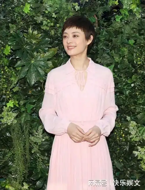 41岁孙俪带全家海边玩耍一家四口背影温馨娘娘长腿迷人很抢眼