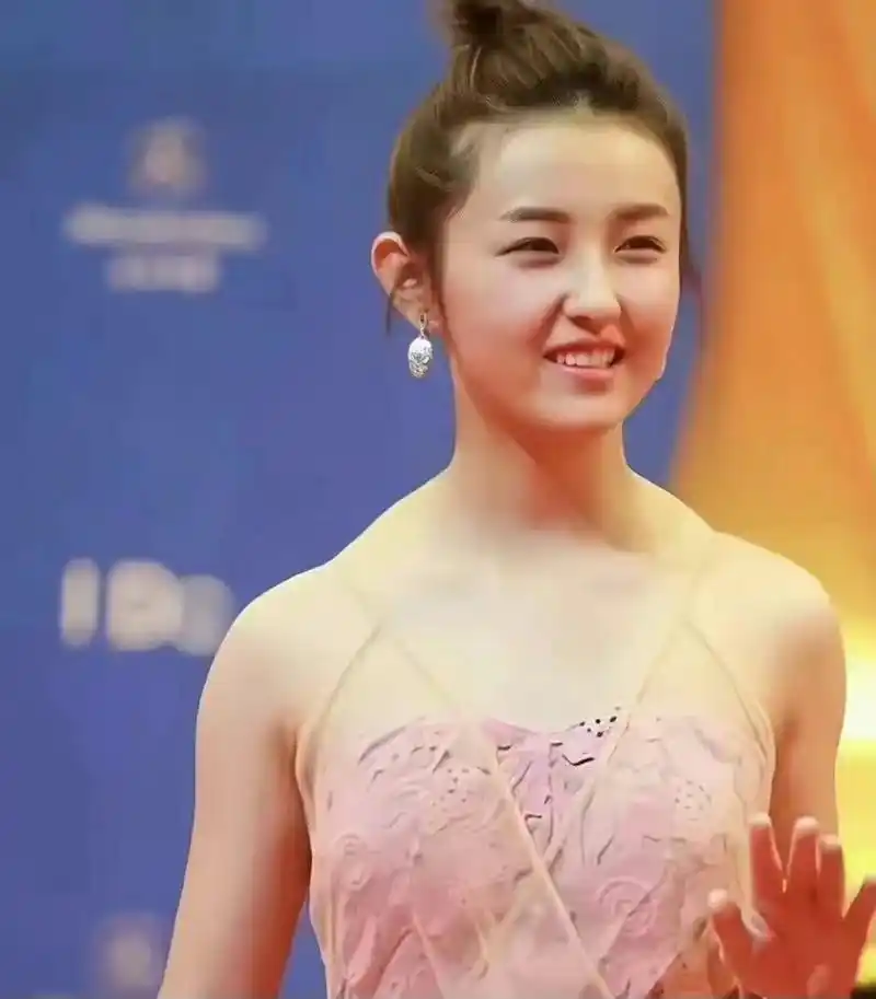 求求张子枫出个溜肩变直角肩的教程吧,多少女孩在线等着呢#娱乐