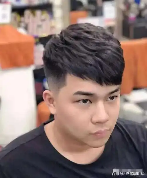 男胖圆脸显瘦的发型?两边铲青中间留长,精干利落又显瘦