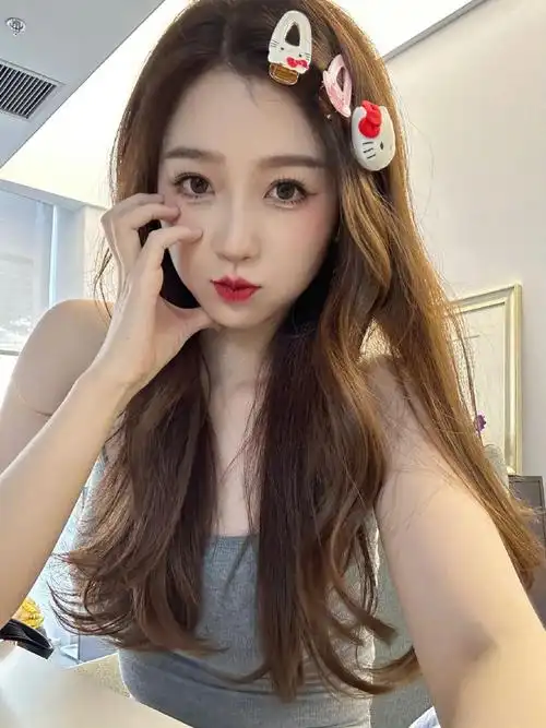 虞书欣超话ysx#虞书欣kitty发卡#这个可爱的小女孩又带97带断货了