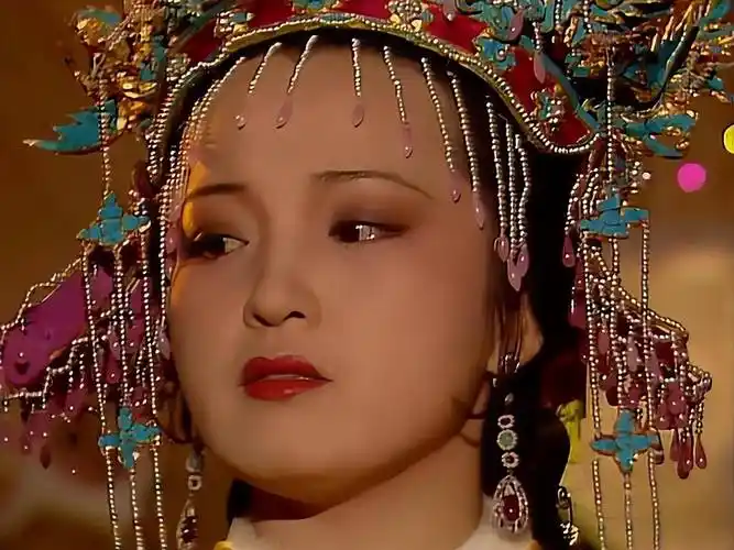 87版《红楼梦》人物的五个惊艳装扮:一场古典奢华的时装秀