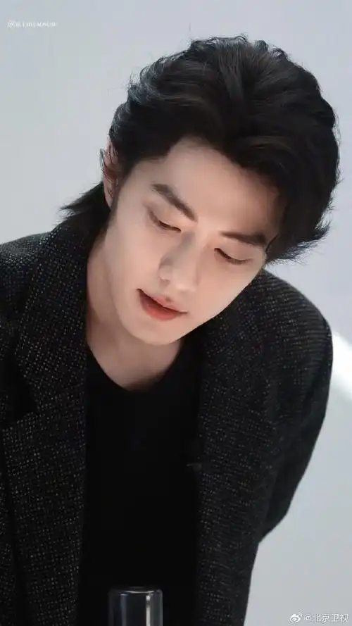 肖战小狼尾微长发和西装好配#寸头干练,狼尾潇洒;短发清爽明朗,长发