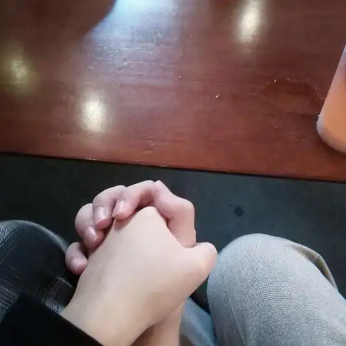 这是我们第一次牵手