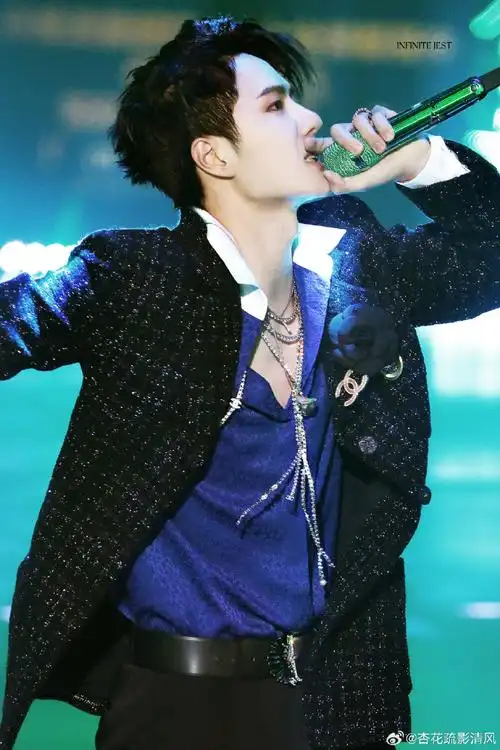 面对世事无常,纷纷扰扰, 重温王一博的无感舞台.