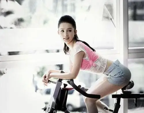 李沁发福利了!海上游艇泳装照来一波,粉丝又该去买纸了