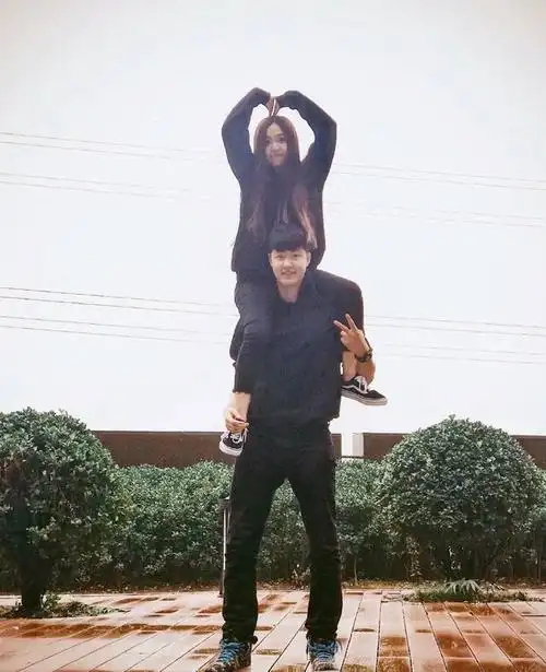 金龟子女儿15岁异地恋身高相差35厘米19岁担心以后女儿身高