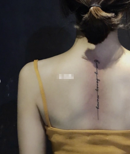 女生背部脊柱纹身让美背更具曲线感