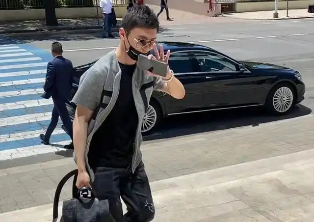 与陌生女自拍流出,至今未婚|张康阳|跑车|自拍_新浪新闻