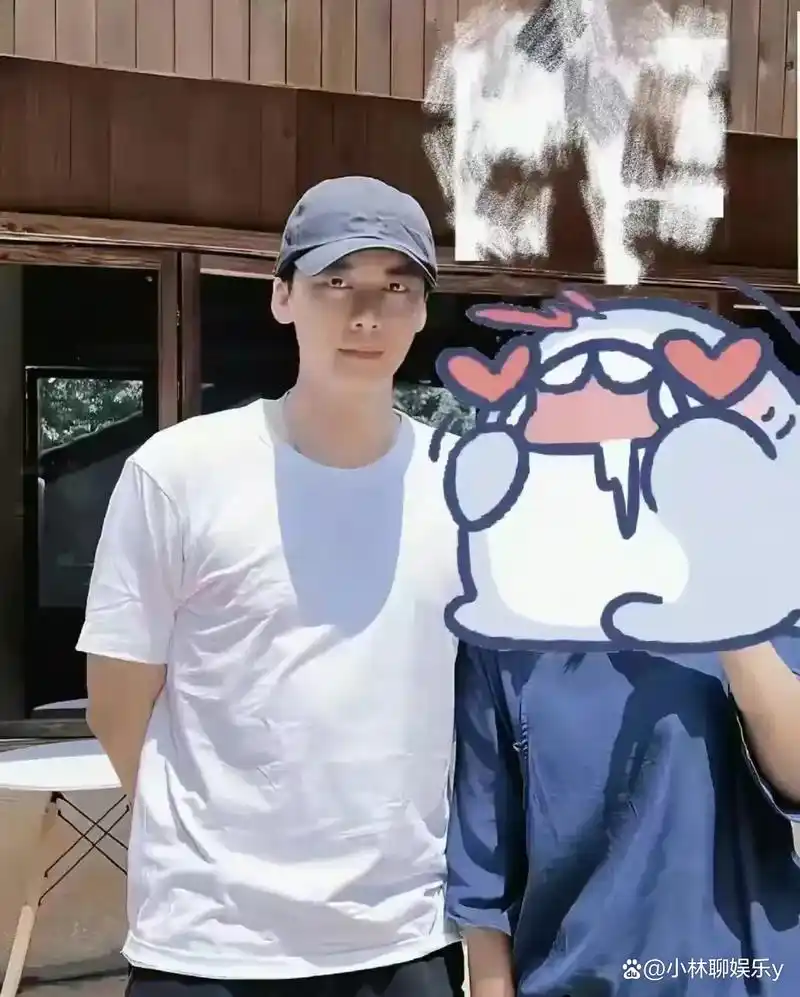 曝李易峰与金晨一起去旅游,二人共同投资开店,男方近期生活滋润