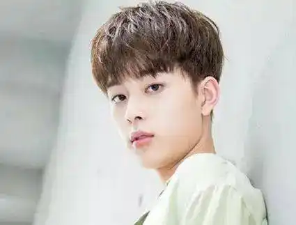 这款齐刘海碎发是非常适合20多岁的男生,看起来非常的小鲜肉,能遮盖