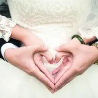 摆爱心手势的情侣头像 手比爱心手势情侣头像配对_微信头像图片大全