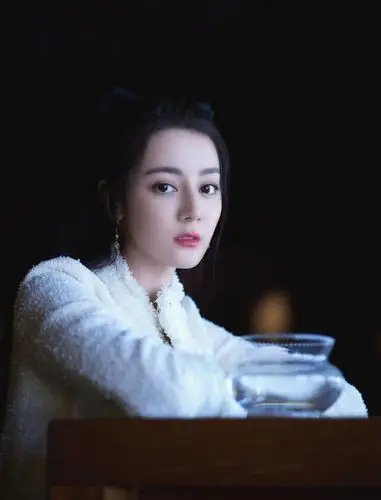 迪丽热巴壁纸:《最美表演》美图请查收,2021致敬勇敢的你