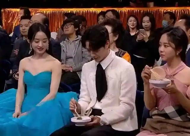 赵丽颖看王一博吃菜,又摸摸自己肚子太可爱,两人领奖也超暖