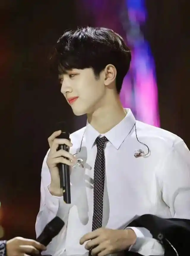 赖冠霖路边抽烟吐痰曝光随后又被曝光私生活混乱人设崩塌