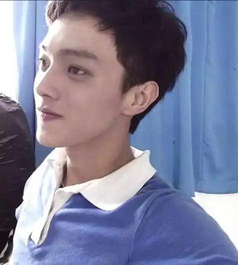 傅恒许凯初中旧照曝光穿校服在人群中非常抢眼侧颜十分精致