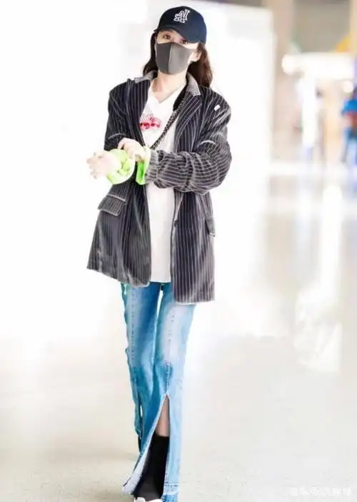 "美嘉"李金铭现身机场 牛仔连体裤配粉色运动鞋 少女感十足