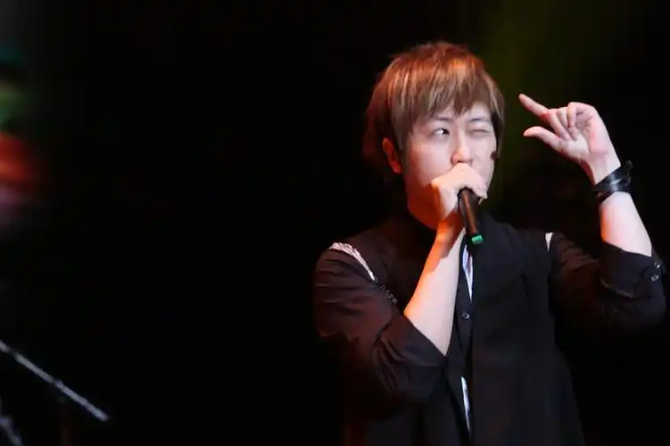 求五月天阿信或者阿信和怪兽的电脑高清桌面,求五迷进来!